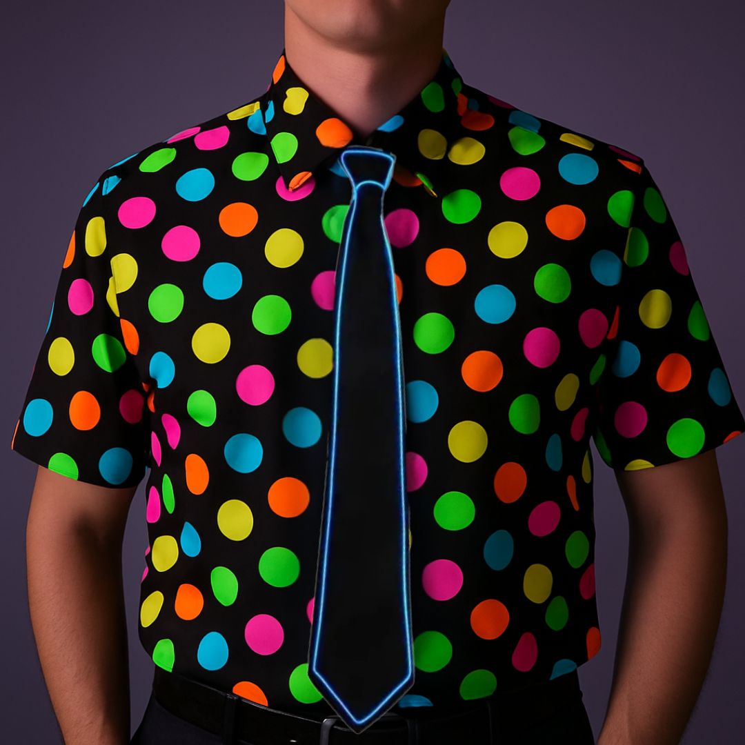 Mensen die feesten in een discotheek met Doppler LED-verlichte dassen, strikken en glow party accessoires