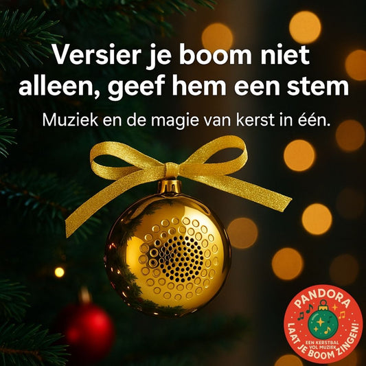 Gouden draadloze Bluetooth kerstbal speaker, hangend in een kerstboom met warme lichtjes.
