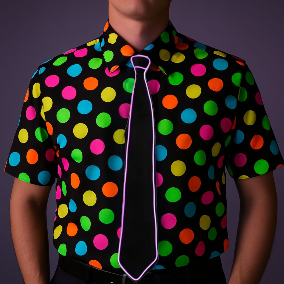 Mensen die feesten in een discotheek met Doppler LED-verlichte dassen, strikken en glow party accessoires
