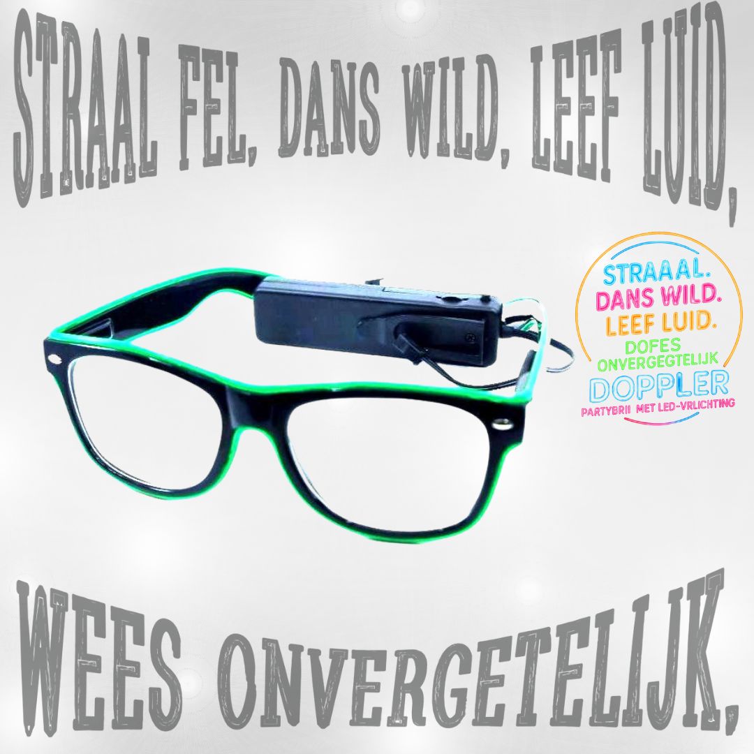 Jonge man met groene LED Doppler feestbril klaar voor Koningsdag – perfect voor festivals, feesten en opvallende looks.