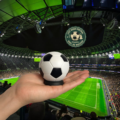Mini Bluetooth speaker in de vorm van een zwart-witte voetbal, compact, draadloos en perfect voor voetbalfans.