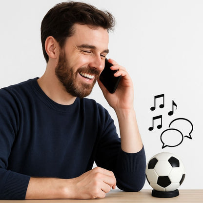 Mini Bluetooth speaker in de vorm van een zwart-witte voetbal, compact, draadloos en perfect voor voetbalfans.