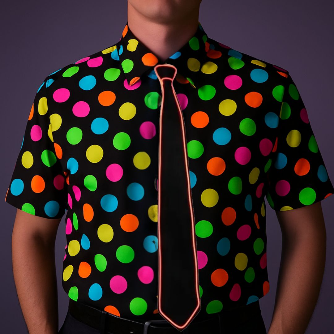 Mensen die feesten in een discotheek met Doppler LED-verlichte dassen, strikken en glow party accessoires