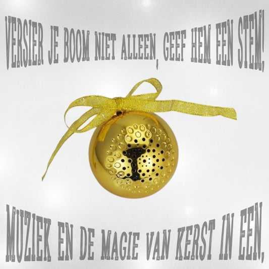 Gouden draadloze Bluetooth kerstbal speaker, hangend in een kerstboom met warme lichtjes.
