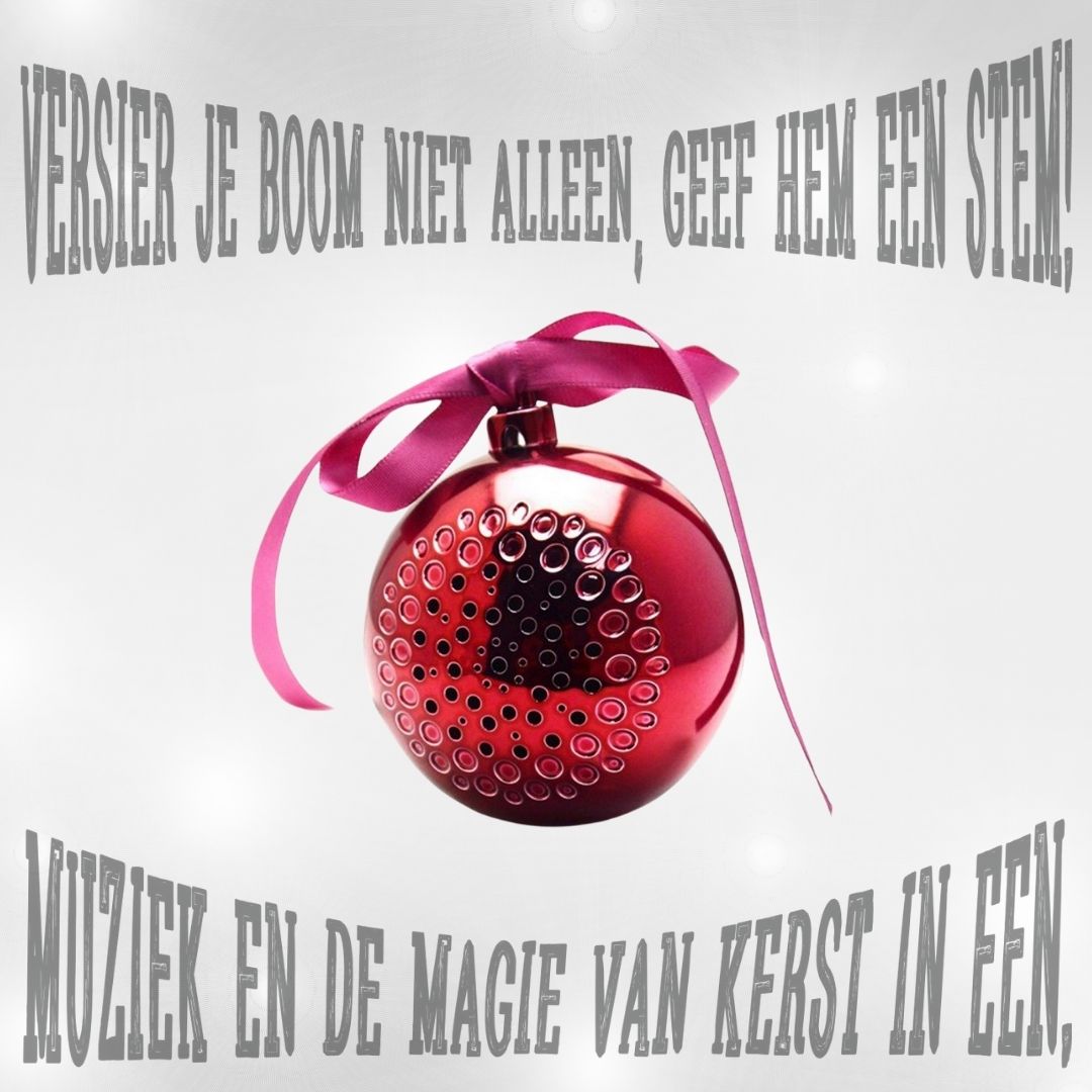 Gouden draadloze Bluetooth kerstbal speaker, hangend in een kerstboom met warme lichtjes.