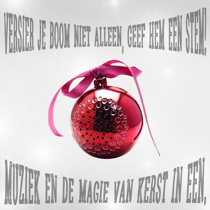 Gouden draadloze Bluetooth kerstbal speaker, hangend in een kerstboom met warme lichtjes.