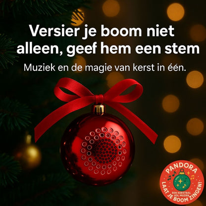 Gouden draadloze Bluetooth kerstbal speaker, hangend in een kerstboom met warme lichtjes.