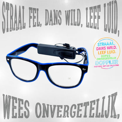 Jonge man met groene LED Doppler feestbril klaar voor Koningsdag – perfect voor festivals, feesten en opvallende looks.