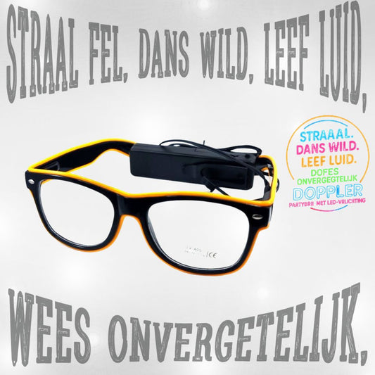 Jonge man met groene LED Doppler feestbril klaar voor Koningsdag – perfect voor festivals, feesten en opvallende looks.