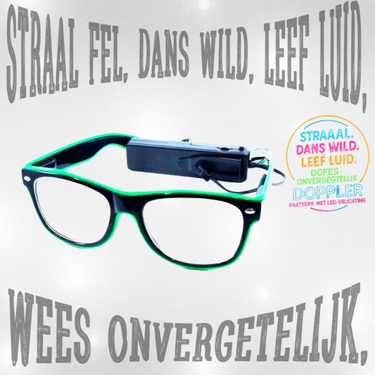 Jonge man met groene LED Doppler feestbril klaar voor Koningsdag – perfect voor festivals, feesten en opvallende looks.