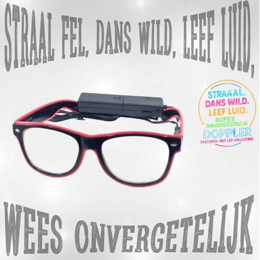 Jonge man met groene LED Doppler feestbril klaar voor Koningsdag – perfect voor festivals, feesten en opvallende looks.