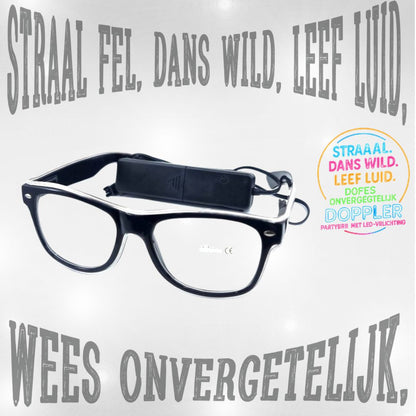 Jonge man met groene LED Doppler feestbril klaar voor Koningsdag – perfect voor festivals, feesten en opvallende looks.