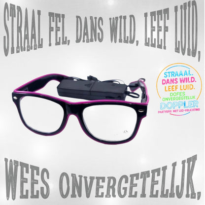 Jonge man met groene LED Doppler feestbril klaar voor Koningsdag – perfect voor festivals, feesten en opvallende looks.