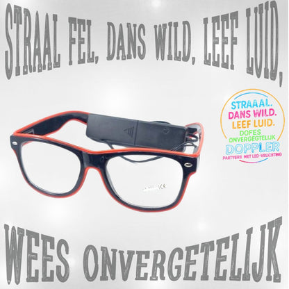 Jonge man met groene LED Doppler feestbril klaar voor Koningsdag – perfect voor festivals, feesten en opvallende looks.